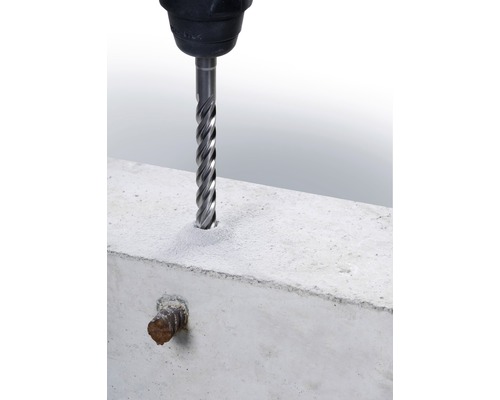 Borrmaskin borrar hål i betongblock