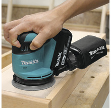 Makita batteridriven excenterslipmaskin i bruk på trä