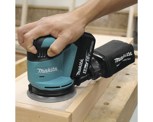 Makita batteridriven excenterslipmaskin i bruk på trä