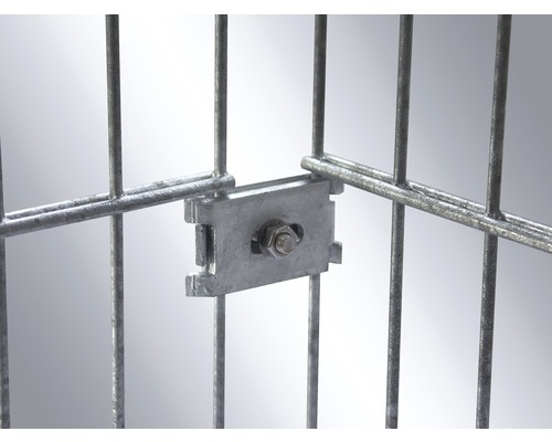 Närbild av en gallermatta fäst med en klämma och en skruv