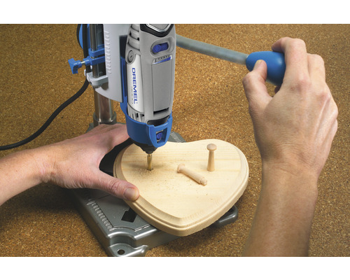 Dremel borrstativ med borrmaskin som borrar ett trähjärta
