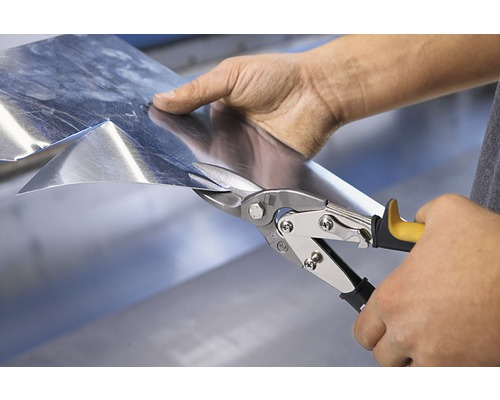 Plåtsax klipper en bit plåt