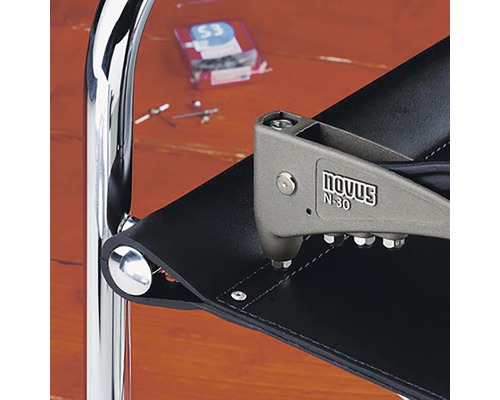 Nittång när du fäster en nit på en bit läder, Novus logotyp