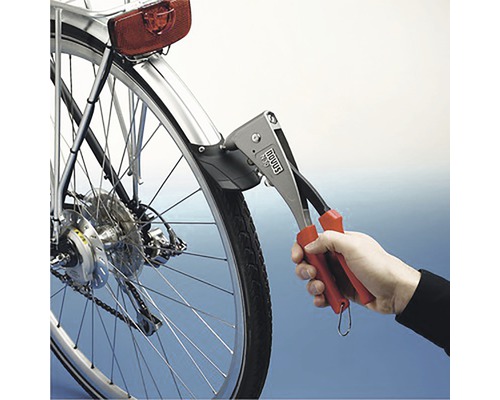 En popnageltång används på en cykelskärm.