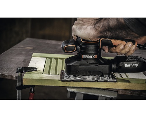 WORX logotyp. Hand slipar trä med en WORX excenterslipmaskin.