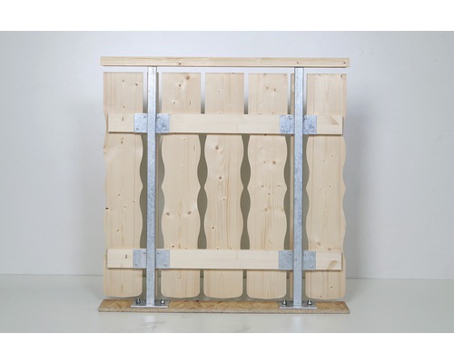 Trästaket med metallstolpar