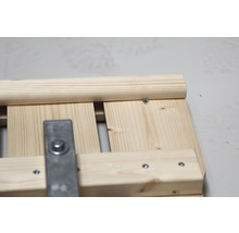 Detaljvy av träkonstruktion med skruvar och metallbeslag