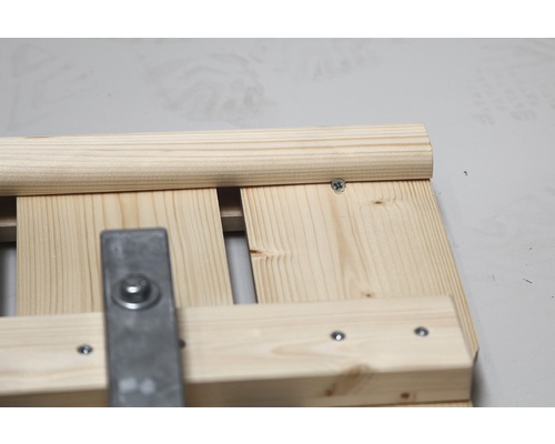 Detaljvy av träkonstruktion med skruvar och metallbeslag