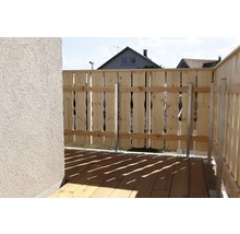 Balkong med träräcke och metallstolpar