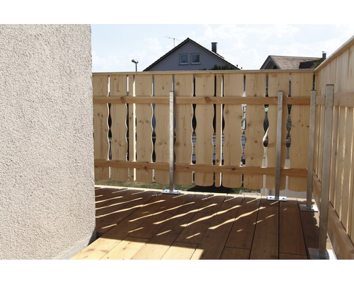 Balkong med träräcke och metallstolpar