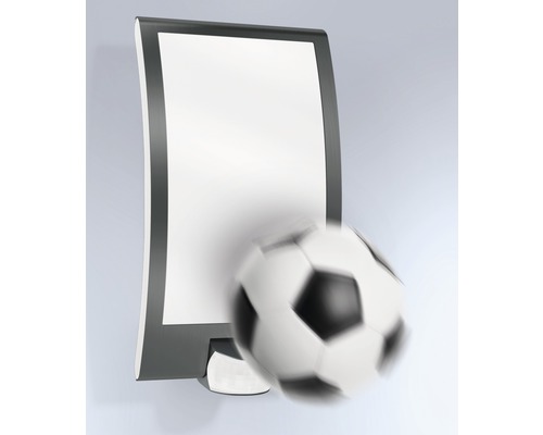 Ljuslåda med fotboll i förgrunden