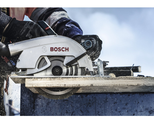 Bosch handcirkelsåg sågar en träplanka