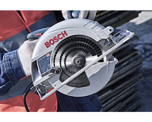 Bosch handcirkelsåg i en persons händer