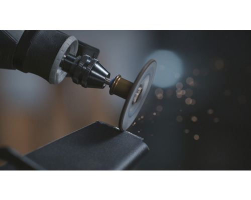 Närbild av ett verktyg som skär metall