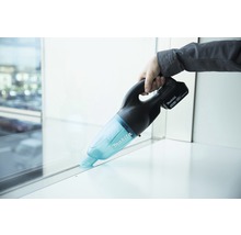 Makita batteridriven handdammsugare som används på fönsterbrädan