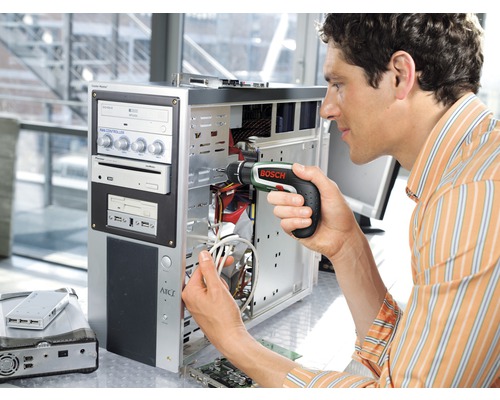 En man reparerar en dator med en sladdlös skruvdragare från Bosch.