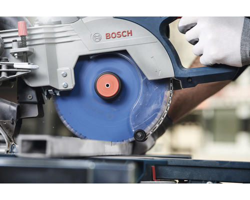 Bosch logotyp. Geringssåg skär metall.