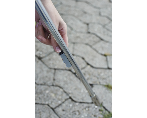 En hand håller i en stång