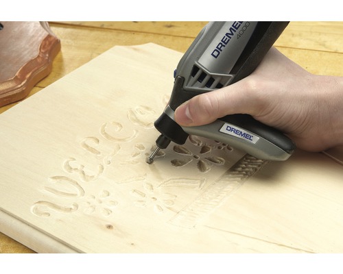 Dremel multifunktionsverktyg som graverar en träbit.