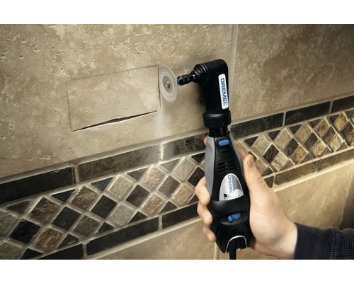 Dremel logotyp. En hand använder ett Dremel-verktyg för att skära en kakelplatta.