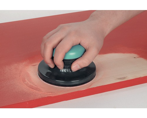 Person slipar träbräda med handslipmaskin