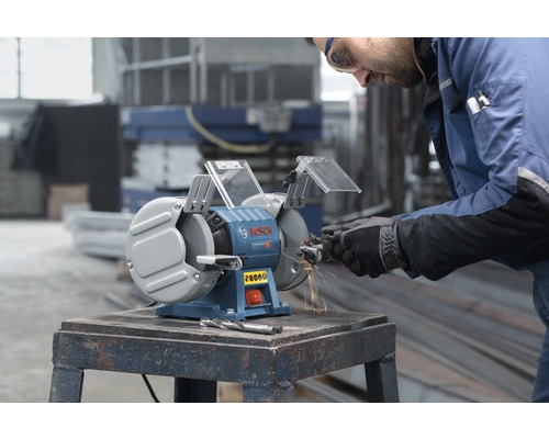 Verkstadsscen med bänkslipmaskin vid verktygsslipning