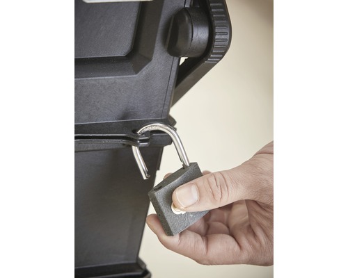 En person fäster ett hänglås på en svart förvaringsbox.