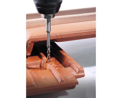 Borrmaskin borrar hål i en takpanna.