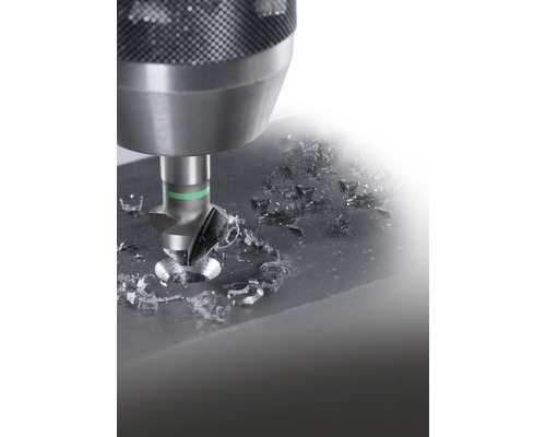 Träförsänkare borrar i arbetsstycke med metallspån