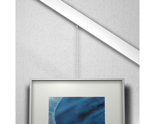 Upphängningssystem för tavelramar med skena och vajerupphängning.