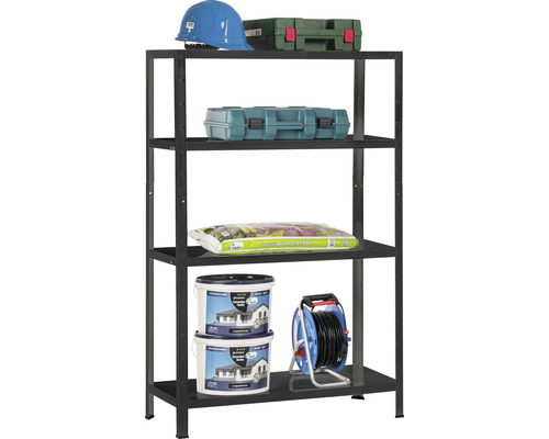 Svart metallhylla med fyra nivåer, lastad med verktygslådor, planteringsjord, färgburkar, kabelvinda och bygghjälm