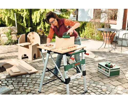 Kvinna slipar träbit med slipmaskin på en arbetsbänk från Bosch