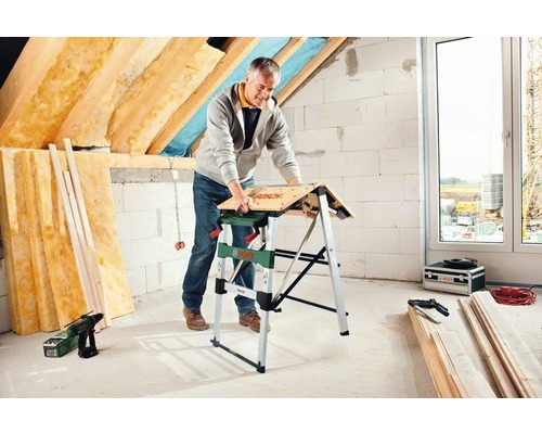 Man arbetar på en Bosch arbetsbänk i ett rum med sluttande tak