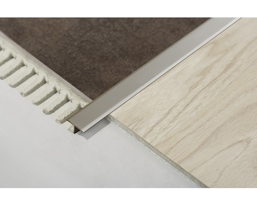 Kakelprofil mellan två olika golvbeläggningar