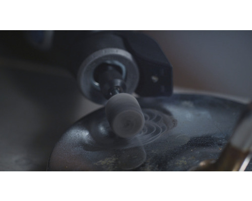 Närbild av ett slipverktyg som arbetar på en yta