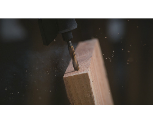 Dremel verktyg borrar i en bit trä