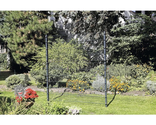 Metall spaljé i trädgården