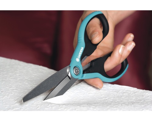 GARDENA tygsax i bruk, skär en vit trasa