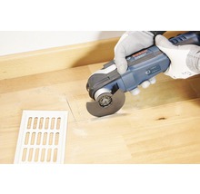 Golvfräs används för att skära ett trägolv med ett ventilationsgaller