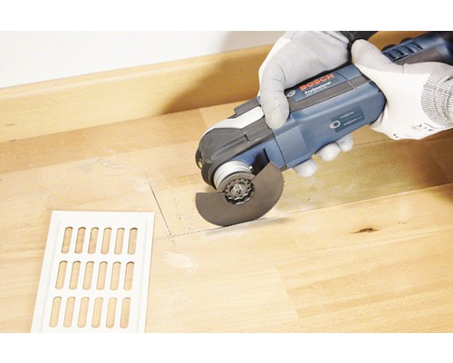 Golvfräs används för att skära ett trägolv med ett ventilationsgaller