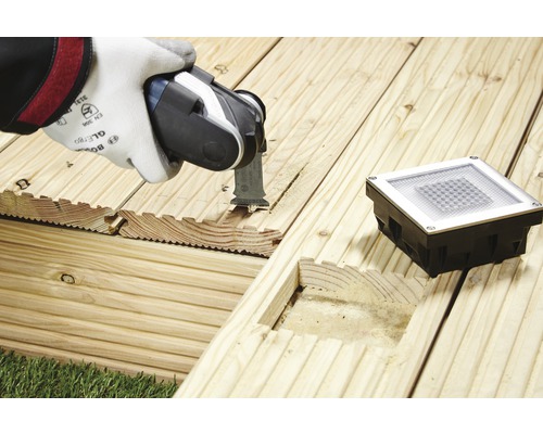 Oscillerande verktyg skär träplanka för installation av fyrkantig lampa