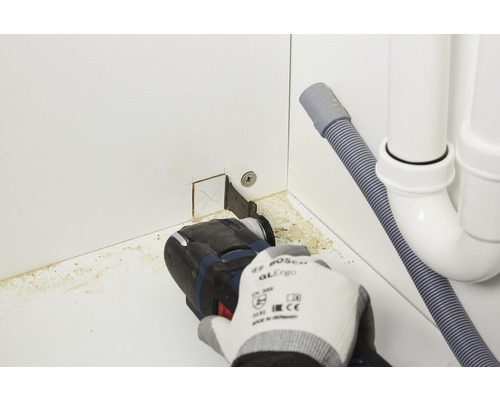 Oscillerande elverktyg används för att skära ut ett avsnitt i en skåpvägg för sanitetsinstallationer