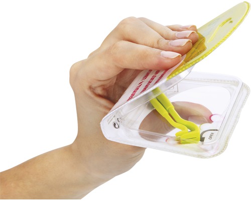 En hand öppnar förpackningen till en fästingtång