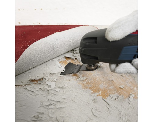 Oscillerande multiverktyg som tar bort färg från en träyta.