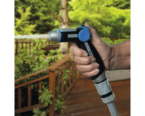 En person håller i ett trädgårdsspruthuvud som vatten kommer ut ur.