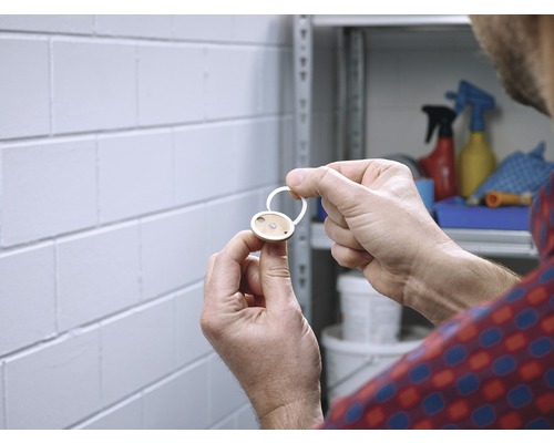 Man monterar magnetisk dörrstopp på väggen