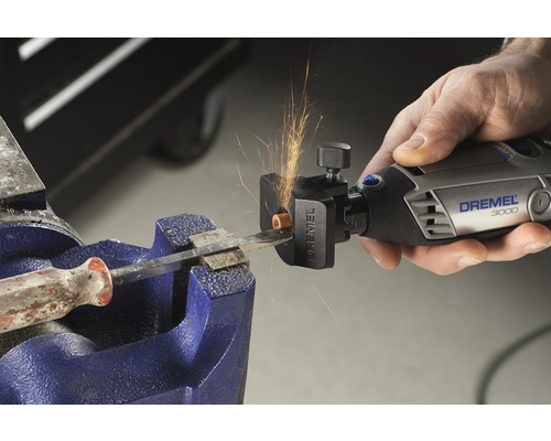 Dremel 3000 multiverktyg används med skruvstäd