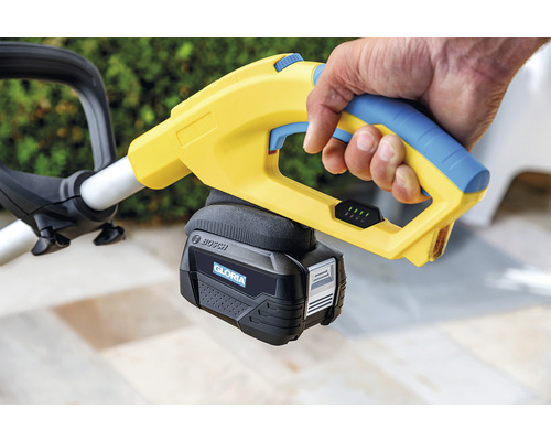 Närbild av en batteridriven grässax med Bosch batteri