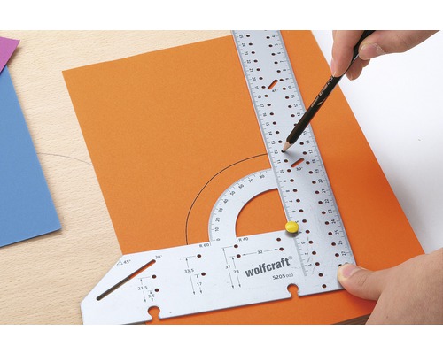 Wolfcraft multifunktionsvinkel för att rita en halvcirkel på orange papper med en penna.