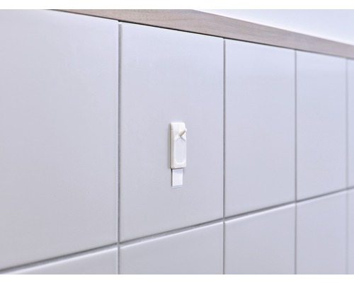 Fäst krok på en kakelvägg.